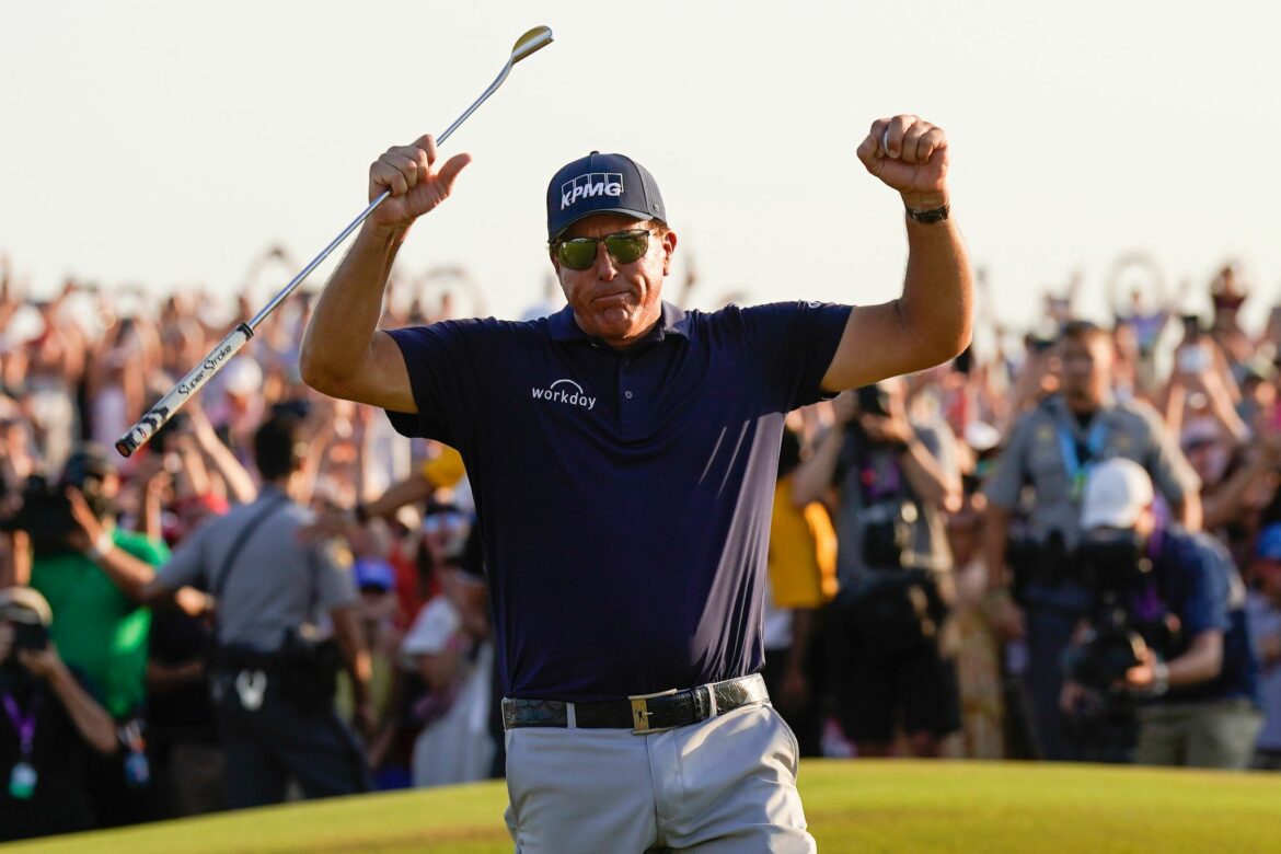 Golfstar Mickelson gewinnt mit 50 Jahren ein Major-Turnier