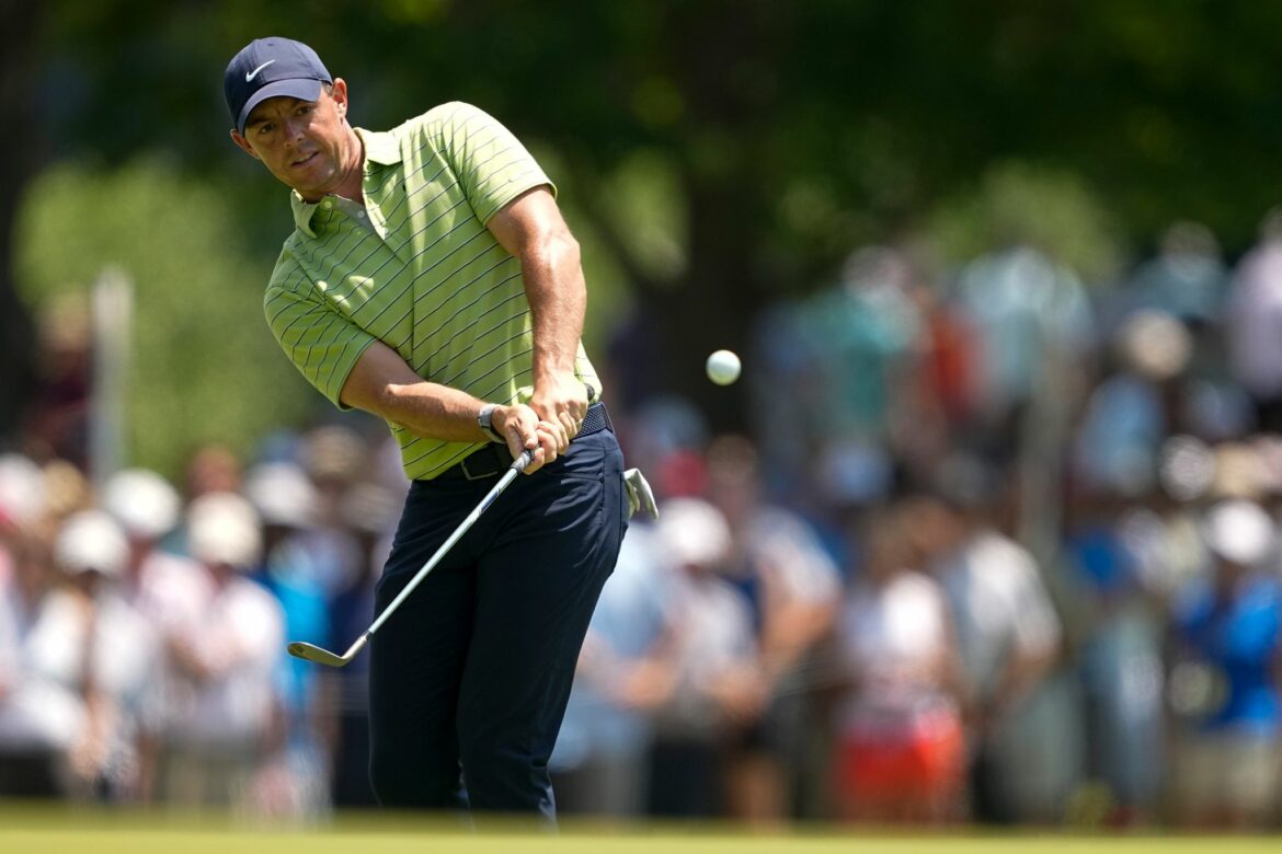 McIlroy führt – Harter Auftakt für Tiger Woods