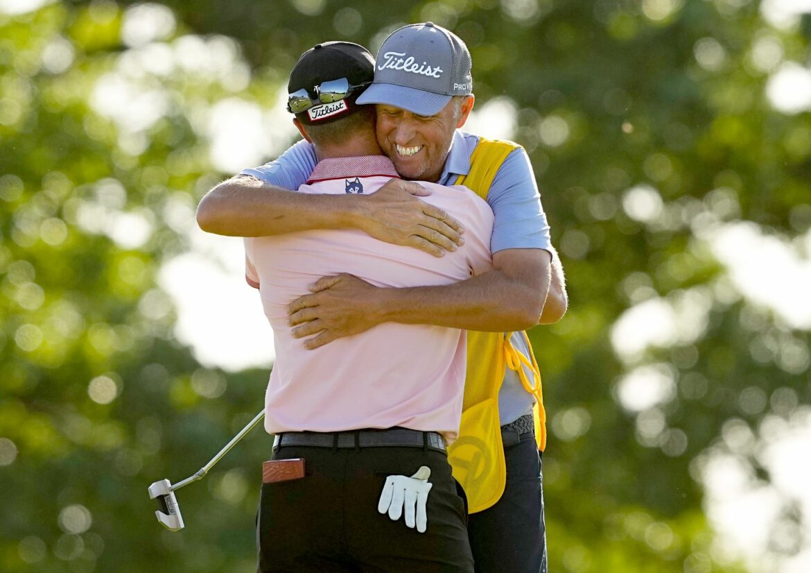 Dank Caddie-Legende: US-Golfstar Thomas triumphiert in Tulsa